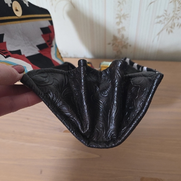 Chic Black Embossed Floral Clutch - Picture 6 of 7